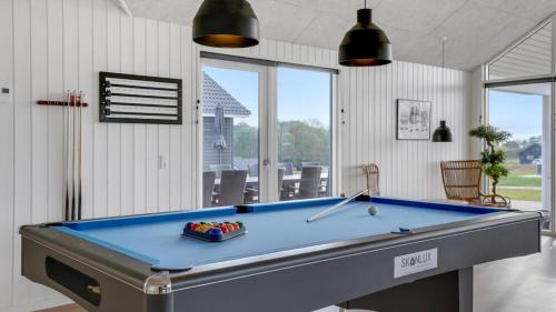 un tavolo da biliardo in un soggiorno con tavolo da biliardo di Villavilla #496 - Mommark, Sydjylland a Sarup