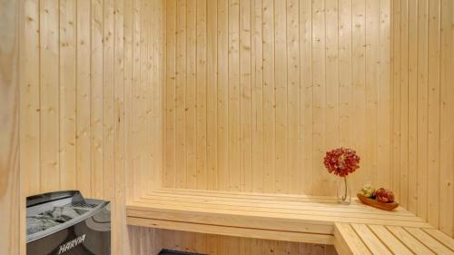 una sauna con un vaso di fiori su uno scaffale di Villavilla #496 - Mommark, Sydjylland a Sarup