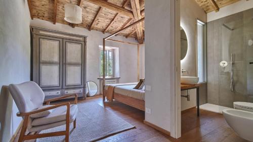 een badkamer met een slaapkamer met een bed en een wastafel bij Tenuta Seriole 10 in Bibbiena