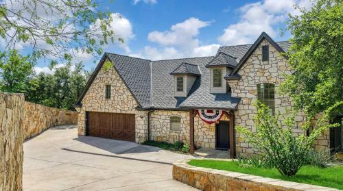 een huis met een stenen huis met een oprit bij Gather in Style Space Views & Comfort in Runaway Bay