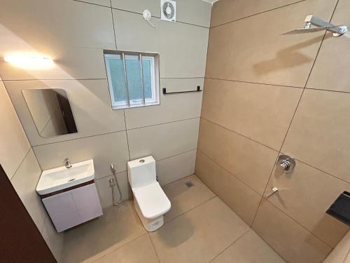 Et badeværelse på Serene Hill View Cottage