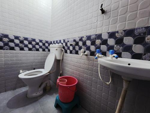 ein Badezimmer mit Toilette und Waschbecken in der Unterkunft Divy Dhaam Near Prem Mandir in Vrindāvan