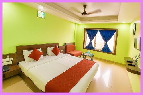 Postel nebo postele na pokoji v ubytování Hotel Aashviro Dipganga Premium Inn near Sea Beach # Jagannath Temple # Free wifi and Parking Facilities- Best Premium Hotel