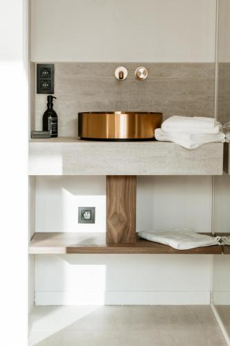a kitchen counter with a bowl on top of it at Alfred Hotel & Gastro Bar in Marche-en-Famenne