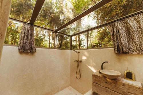 Oasis Garden Marrakech في مراكش: حمام مع حوض ونافذة كبيرة