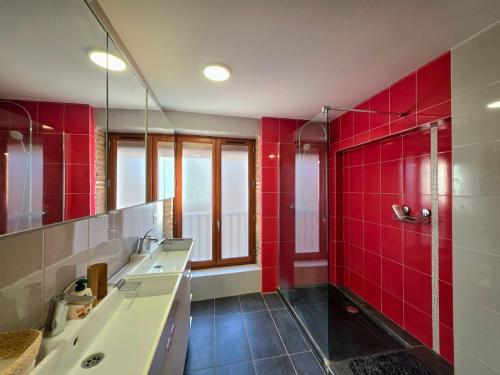 Koupelna v ubytování Ancienne cave rénovée & terrasse ensoleillée