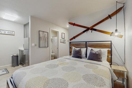 Postel nebo postele na pokoji v ubytování Cozy Kings Run Condo