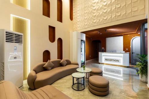 Khu vực ghế ngồi tại LUMI Reverside Hotel