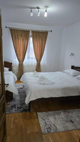 Ένα ή περισσότερα κρεβάτια σε δωμάτιο στο Pensiunea Rozalina