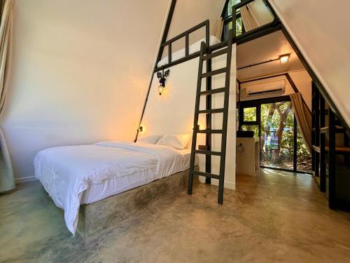 ein Schlafzimmer mit einem Etagenbett mit Leiter in der Unterkunft Galu Ecolodge - Diani Beach in Diani Beach