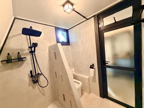 ein Badezimmer mit Dusche und Toilette in der Unterkunft Galu Ecolodge - Diani Beach in Diani Beach