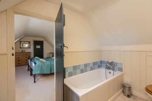 Phòng tắm tại The Coach House at Noelles Cottages