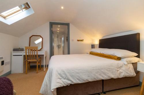 Postel nebo postele na pokoji v ubytování Brittas Bay Holiday Park No 7 by Trident Holiday Homes