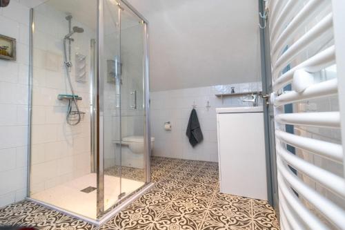 Koupelna v ubytování Brittas Bay Holiday Park No 7 by Trident Holiday Homes