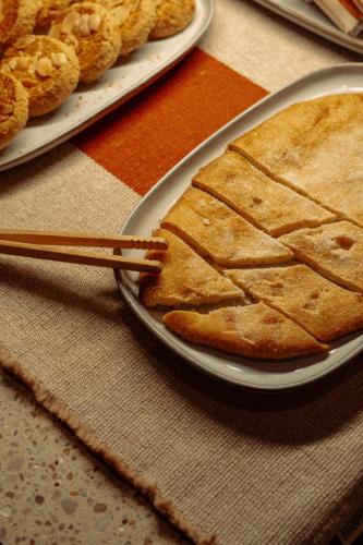 Un pastel en un plato sobre una mesa con palillos. en El Priorato de Trespaderne, en Trespaderne