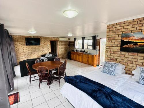 Et tv og/eller underholdning på Elephant Lodge - Sundays River Cottages - Addo Park South - only 5 min