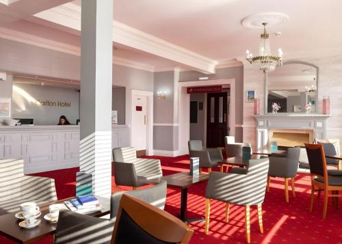 Posezení v ubytování The Carlton Hotel