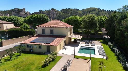 vue aérienne d'une maison avec piscine dans l'établissement Bastide des Oliviers, Maison Provençale, à Boulbon