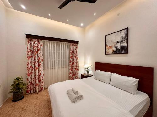 比纳里姆VOLTA By the Beach Goa的卧室里有一张白色的大床和一扇窗户