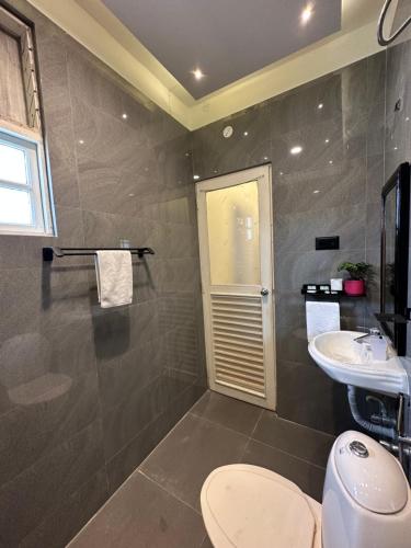 比纳里姆VOLTA By the Beach Goa的带马桶和水槽的浴室