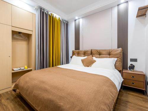een slaapkamer met een groot bed met witte kussens bij Annie Apartment 3206 in Kunming
