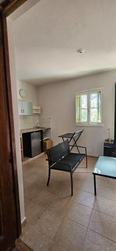 een woonkamer met een bank en een tafel bij casamila in San Javier