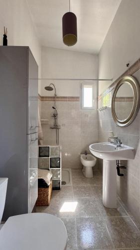 ein Badezimmer mit Waschbecken, Toilette und Spiegel in der Unterkunft Studio en Provence in Cheval-Blanc
