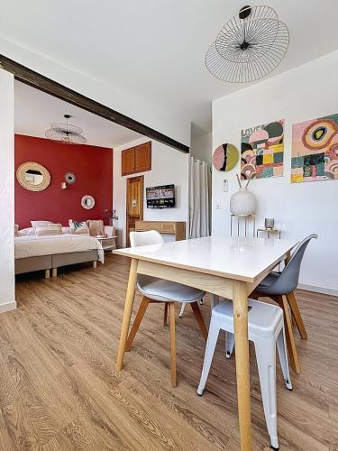 a dining room with a table and a bedroom at Studio en Provence in Cheval-Blanc