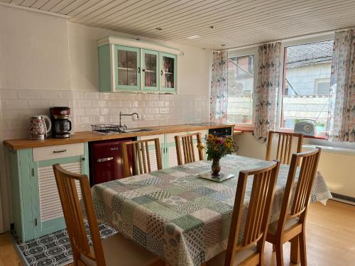 een keuken met een tafel en stoelen met een tafel en een tafel bij Ferienhaus Mauseloch in Kaub