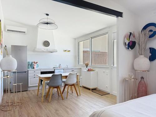 eine Küche und ein Esszimmer mit Tisch und Stühlen in der Unterkunft Studio en Provence in Cheval-Blanc