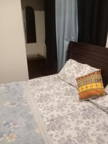 Postel nebo postele na pokoji v ubytování appartment in Dha karachi