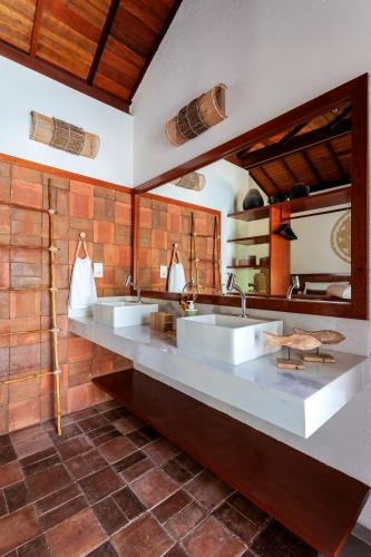 a large kitchen with two sinks and a counter at Tua Pousada Boutique Tatuamunha, Rota Ecológica dos Milagres, Porto de Pedras, Alagoas in Tatuamunha