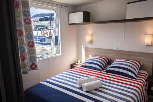 En eller flere senge i et værelse på Cottage flottant spa privatif en option Port de Plaisance proche Centre