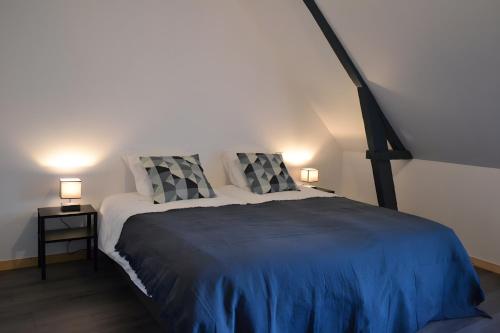 una camera da letto con un letto grande con due cuscini di Gite Clémentine a Baromesnil
