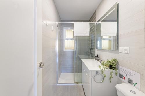 WintowinRentals Apartment with Stunning Sea and Mountain Views and Pool in Fuengirola