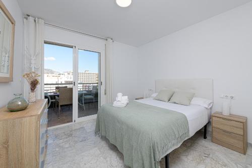 WintowinRentals Apartment with Stunning Sea and Mountain Views and Pool in Fuengirola