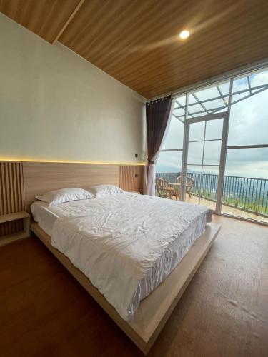 Postel nebo postele na pokoji v ubytování pojok kahyangan homestay and cabin