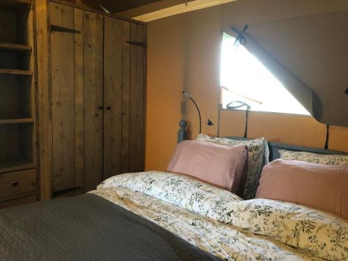 a bedroom with two beds and a window at Vakantieboerderij Den Deter in Meddoo