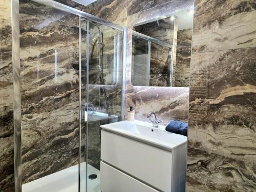 een badkamer met een wastafel en een douche bij Appartement moderne, Centre Perpignan in Perpignan