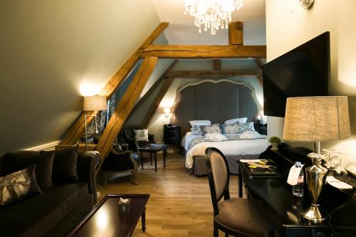 Hotel & Spa Le Grand Monarque, BW Premier Collection tesisinde bir odada yatak veya yataklar