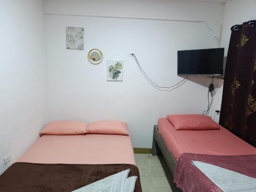 En eller flere senge i et værelse på Hostal Mastcoy