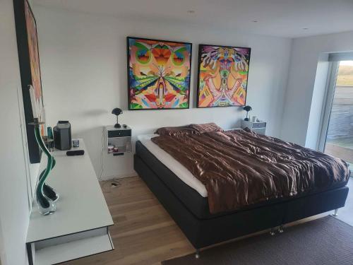 En eller flere senge i et værelse på New Holiday Home With Sea View And Spa