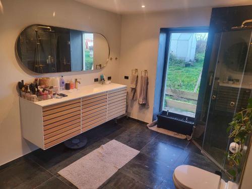 Et badeværelse på New Holiday Home With Sea View And Spa