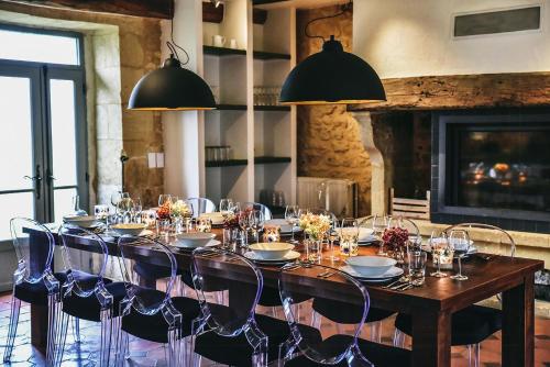 ein Esszimmer mit einem langen Tisch und Stühlen in der Unterkunft Charming Houses With Pool In Perigord in Sainte-Croix-de-Beaumont