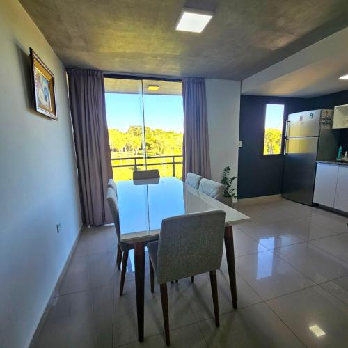 uma cozinha e sala de jantar com mesa e cadeiras em Dpto a 12 minutos del Eje Corporativo em Luque