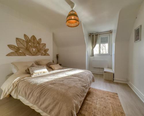 um quarto com uma cama grande e um tapete em L'Oscar Imperial em Compiègne