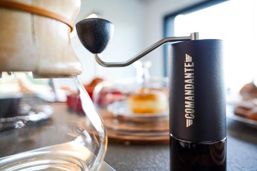 eine Flasche Wein, die in ein Glas gegossen wird in der Unterkunft B&B Panevì in San Marcello