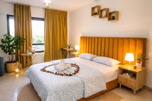 Ένα ή περισσότερα κρεβάτια σε δωμάτιο στο Experience Comfort in a Modern Apartment