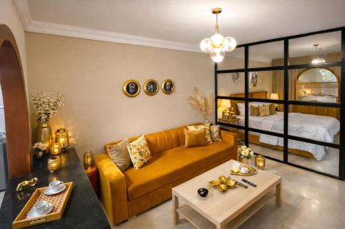 Χώρος καθιστικού στο Experience Comfort in a Modern Apartment