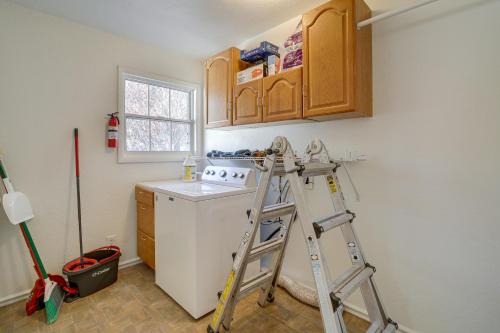 Køkken eller tekøkken på Payson Home with Yard and Deck Pets Welcome!